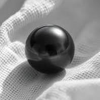 pearl necklace symbolism: history, spiritual meaning 5 black pearls look