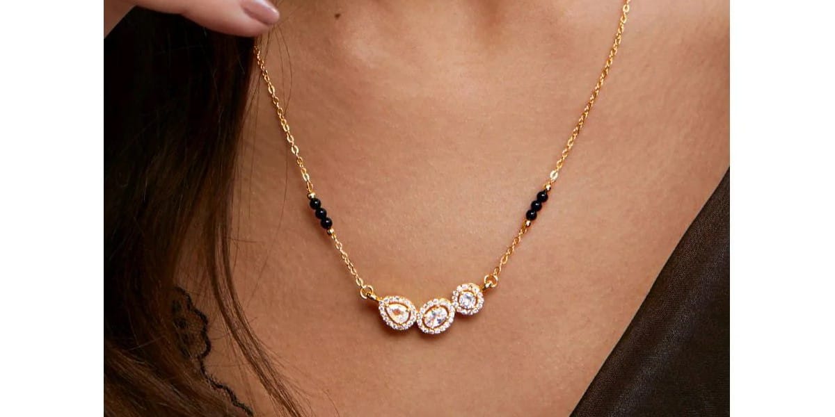 how to style your diamond mangalsutra pendant for every occasion 4 Minimalist chain mangalsutra with round diamond centerpiece