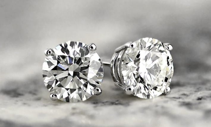men's earrings: a luxury guide to styles, materials, and pairing 2 Luxury men’s earring showcasing diamond in bold style