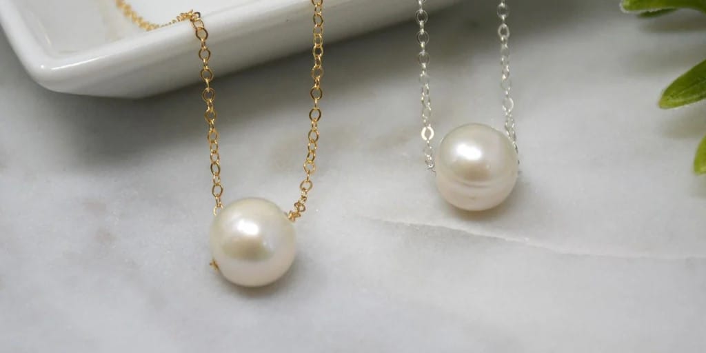 pearl necklace symbolism: history, spiritual meaning 1 Woman wearing single strand pearl necklace with evening dress