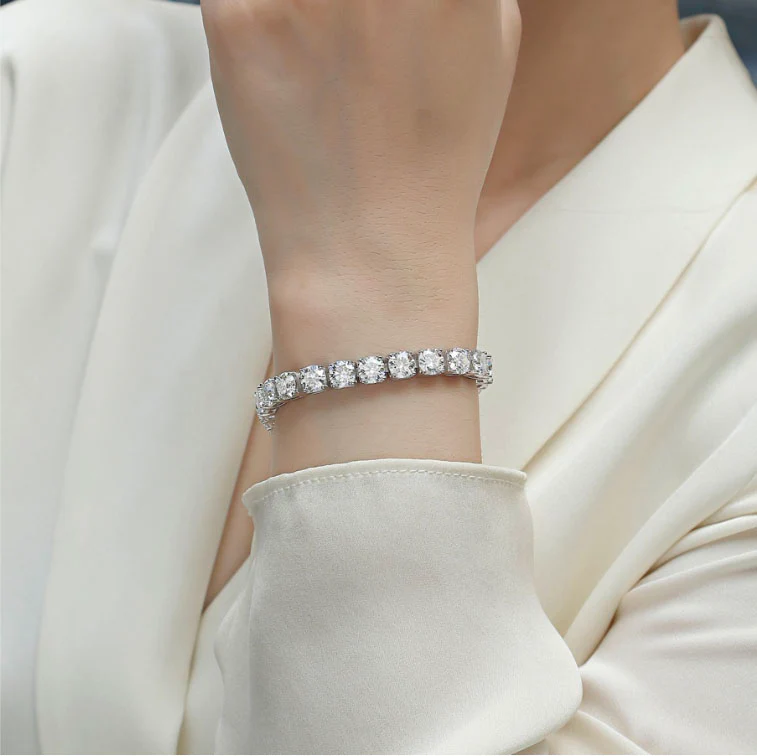 Elegant tennis bracelet featuring brilliant-cut moissanite stones set in white gold or silver.